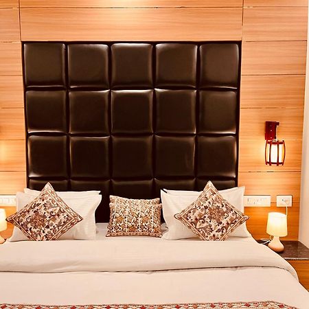 Hotel Classic Crown - #Scenic Mountain View #Open Terrace #Parking #Premium Rooms With Balcony #Guest Preferred #Best Selling Hotel In Mussoorie Bagian luar foto