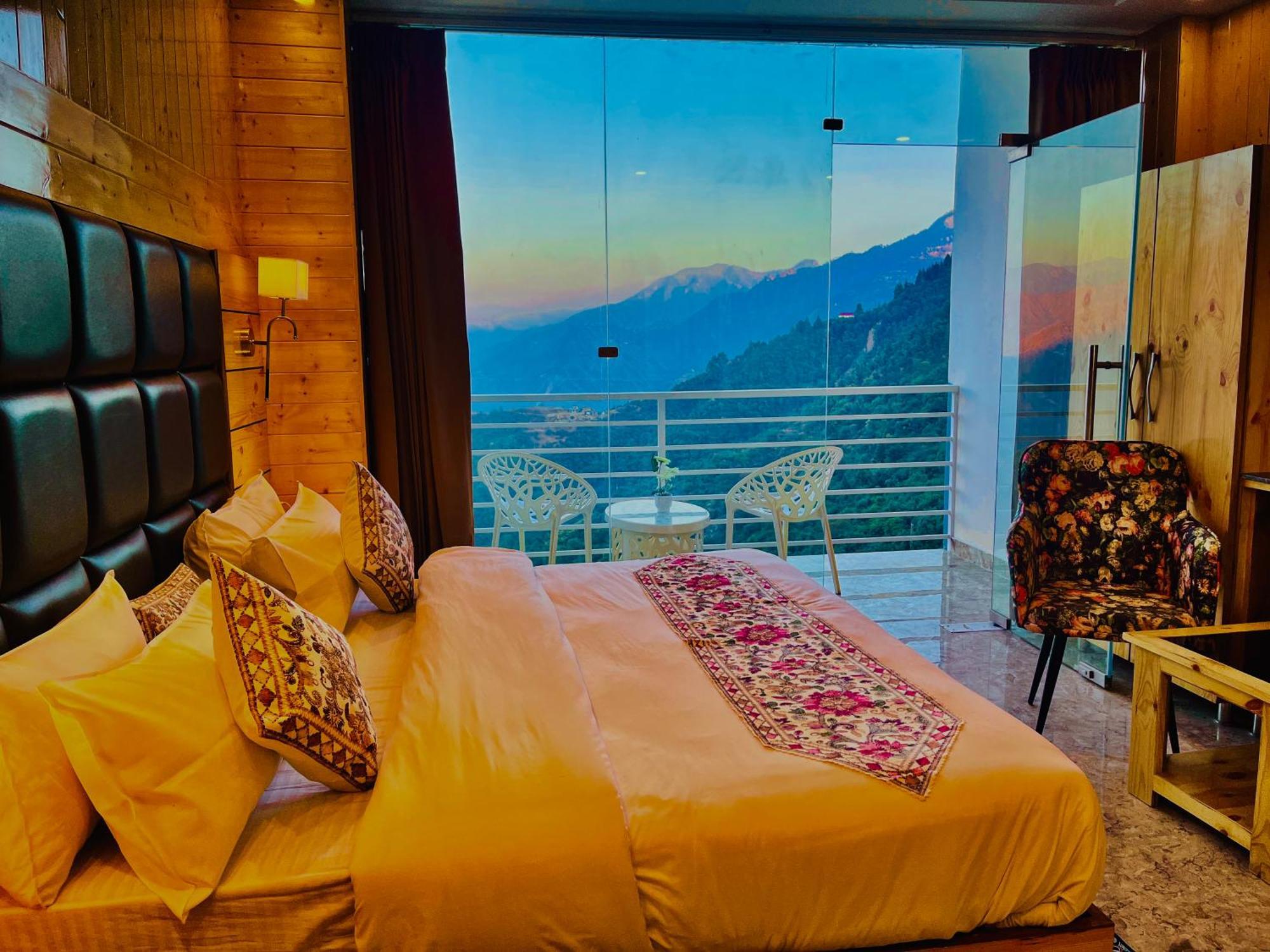 Hotel Classic Crown - #Scenic Mountain View #Open Terrace #Parking #Premium Rooms With Balcony #Guest Preferred #Best Selling Hotel In Mussoorie Bagian luar foto