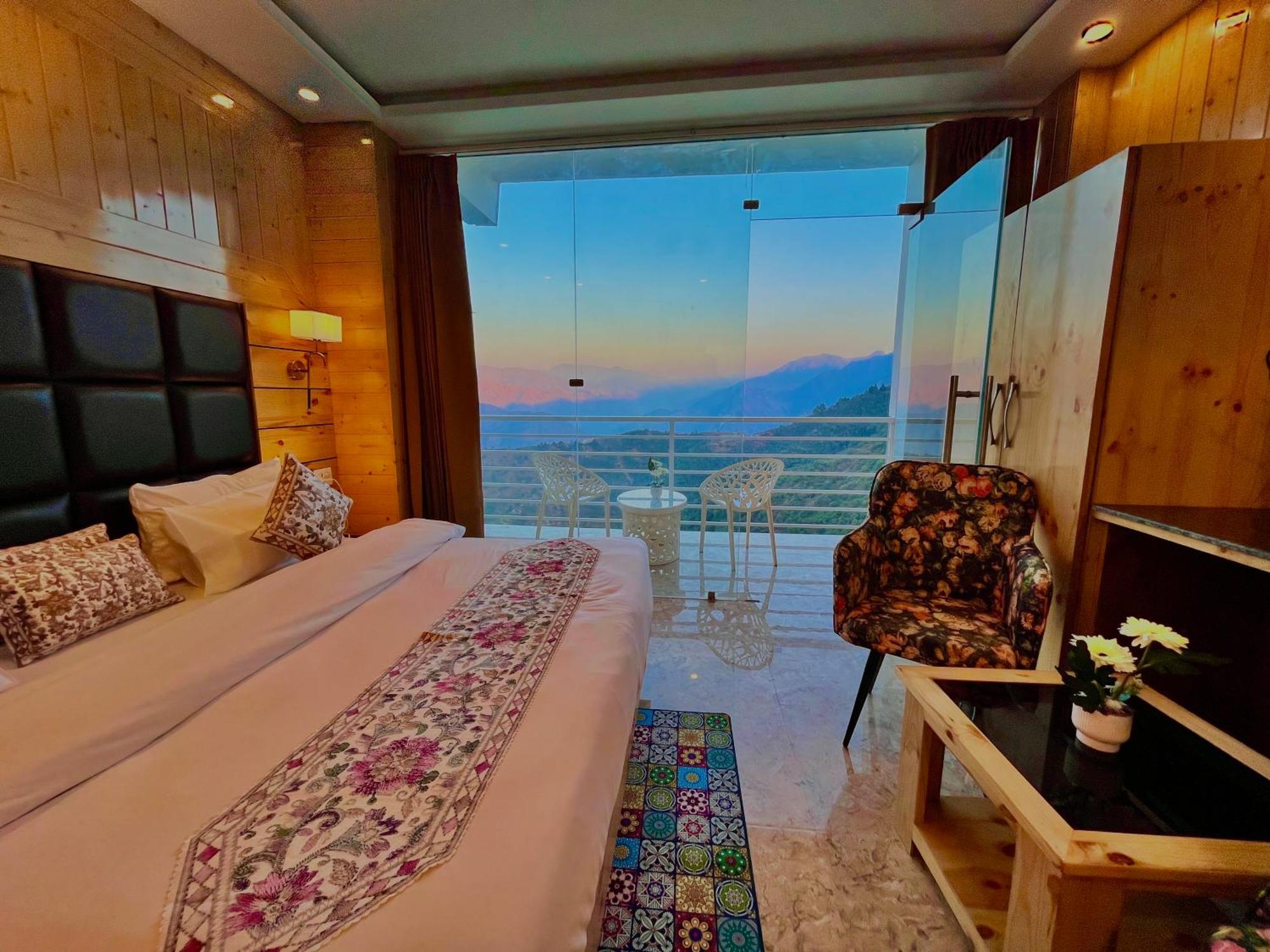 Hotel Classic Crown - #Scenic Mountain View #Open Terrace #Parking #Premium Rooms With Balcony #Guest Preferred #Best Selling Hotel In Mussoorie Bagian luar foto