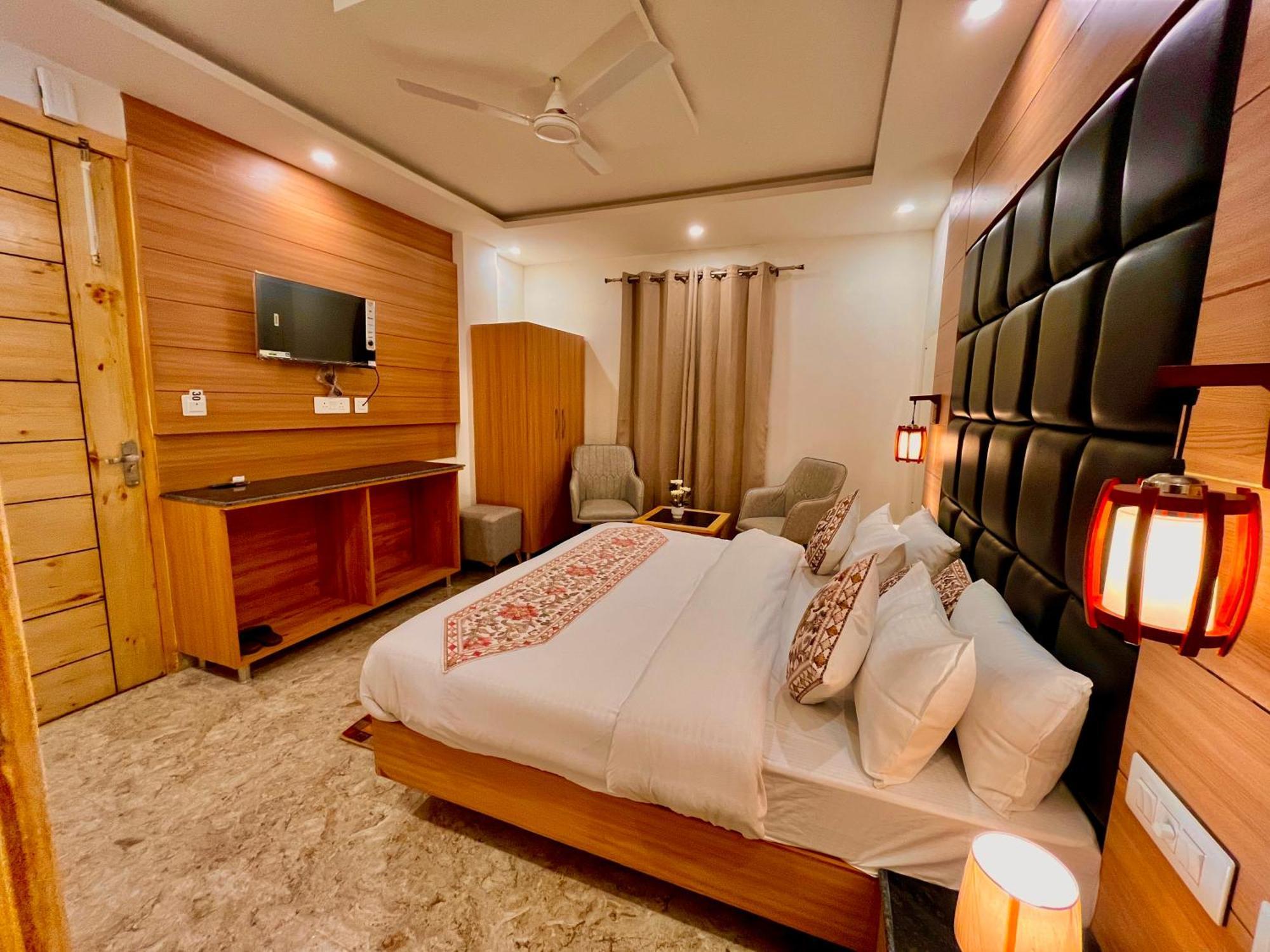 Hotel Classic Crown - #Scenic Mountain View #Open Terrace #Parking #Premium Rooms With Balcony #Guest Preferred #Best Selling Hotel In Mussoorie Bagian luar foto