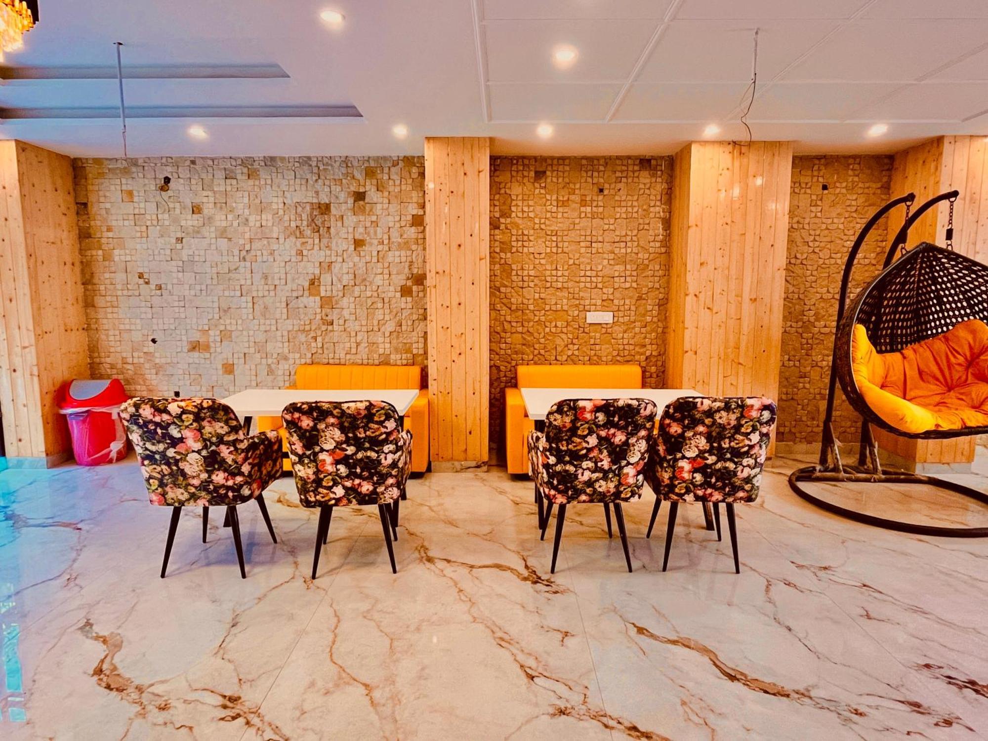 Hotel Classic Crown - #Scenic Mountain View #Open Terrace #Parking #Premium Rooms With Balcony #Guest Preferred #Best Selling Hotel In Mussoorie Bagian luar foto
