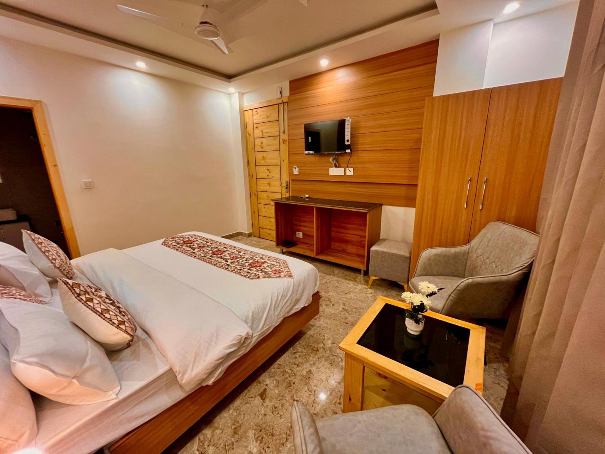 Hotel Classic Crown - #Scenic Mountain View #Open Terrace #Parking #Premium Rooms With Balcony #Guest Preferred #Best Selling Hotel In Mussoorie Bagian luar foto